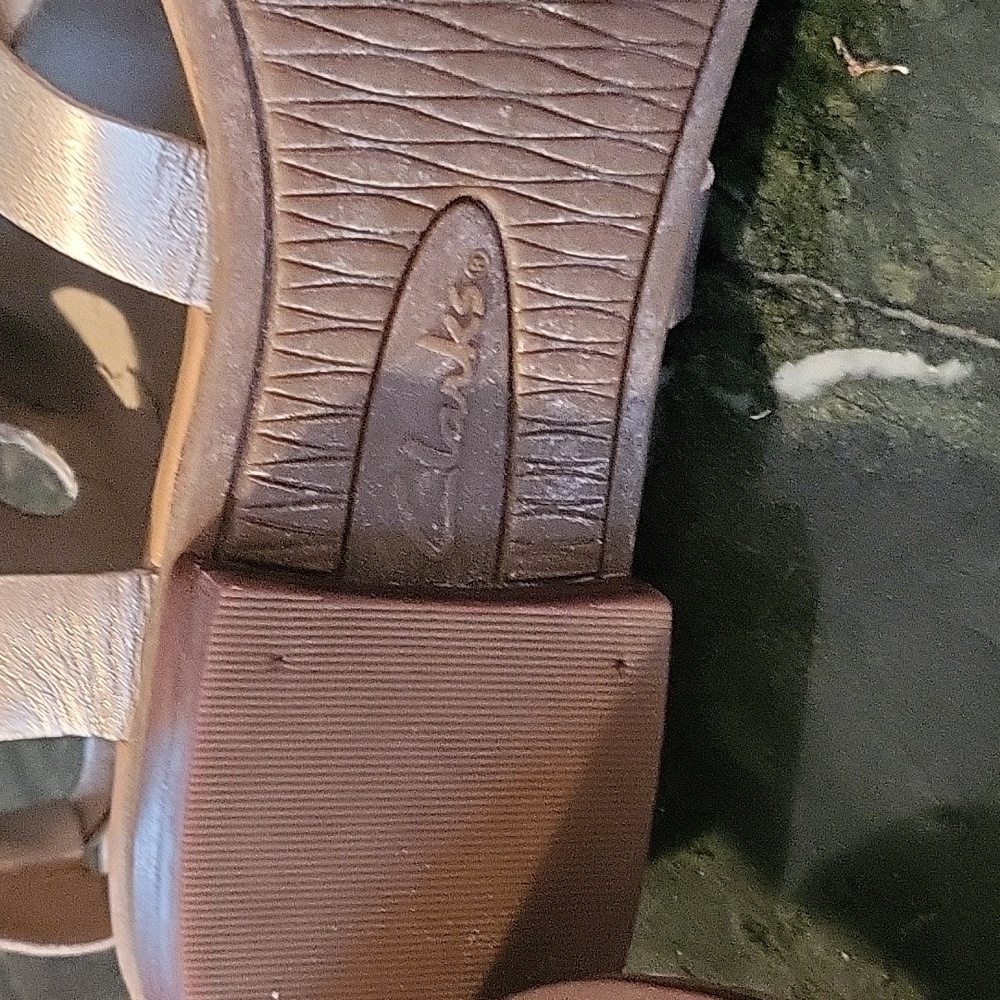 CUTE GOLDEN ANKLE SANDALS.  7.5 - Picture 5 of 6